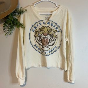 Zoe + Liv-Waffle knit v-neck vintage look cropped long sleeved graphic tee Sz Lg